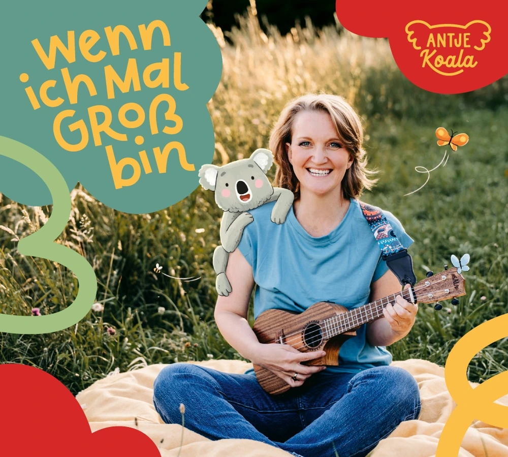 CD Cover von Antje "Koala" - Antje sitzt mit einer Ukulele auf einer Decke in der Wiese. Auf ihrer Schulter sitzt ein Koala Bär