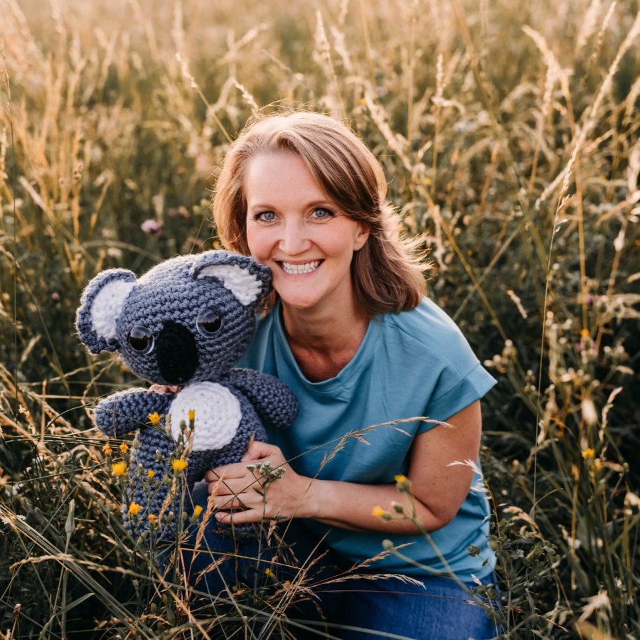 Antje mit Koala im Feld